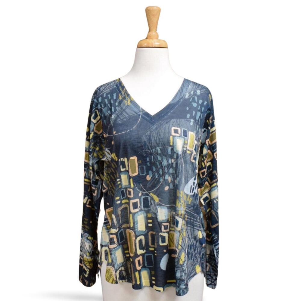 NEW INOAH women's drizzly v-neck top in black
